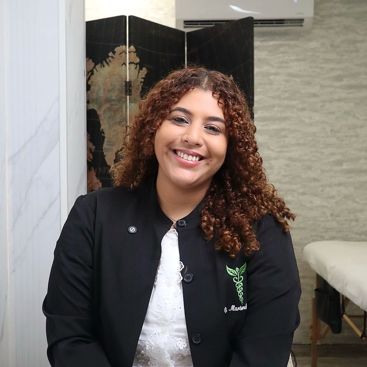 Dra. Martorell Cabrera con chaqueta negra en consulta